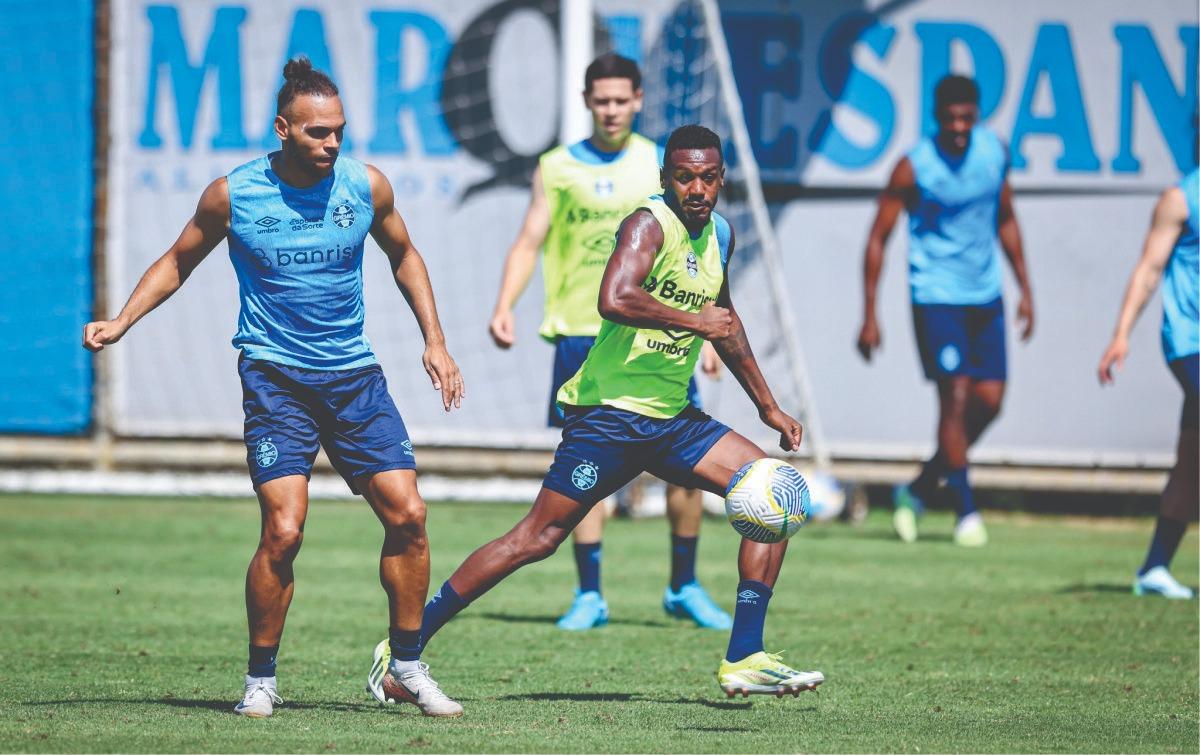 GRÊMIO FAZ ÚLTIMO TREINO E EMBARCA PARA O RIO