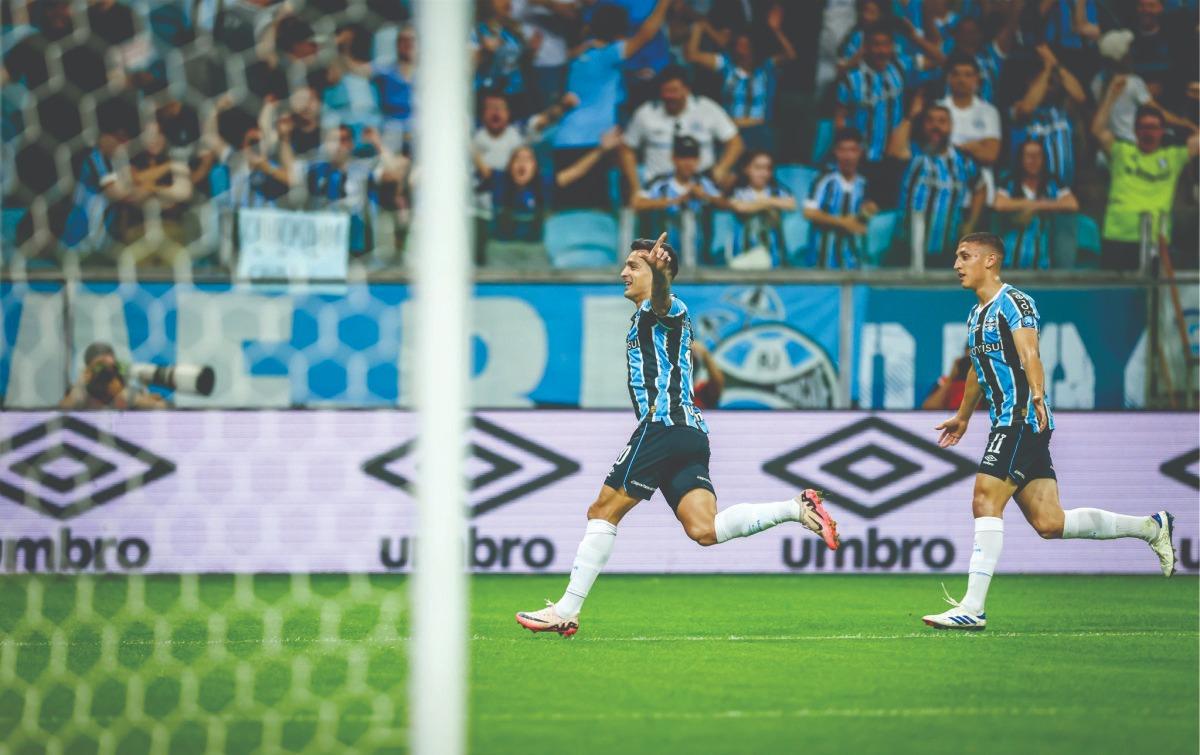 GRÊMIO VENCE FLAMENGO NA ARENA E SE AFASTA DO Z4