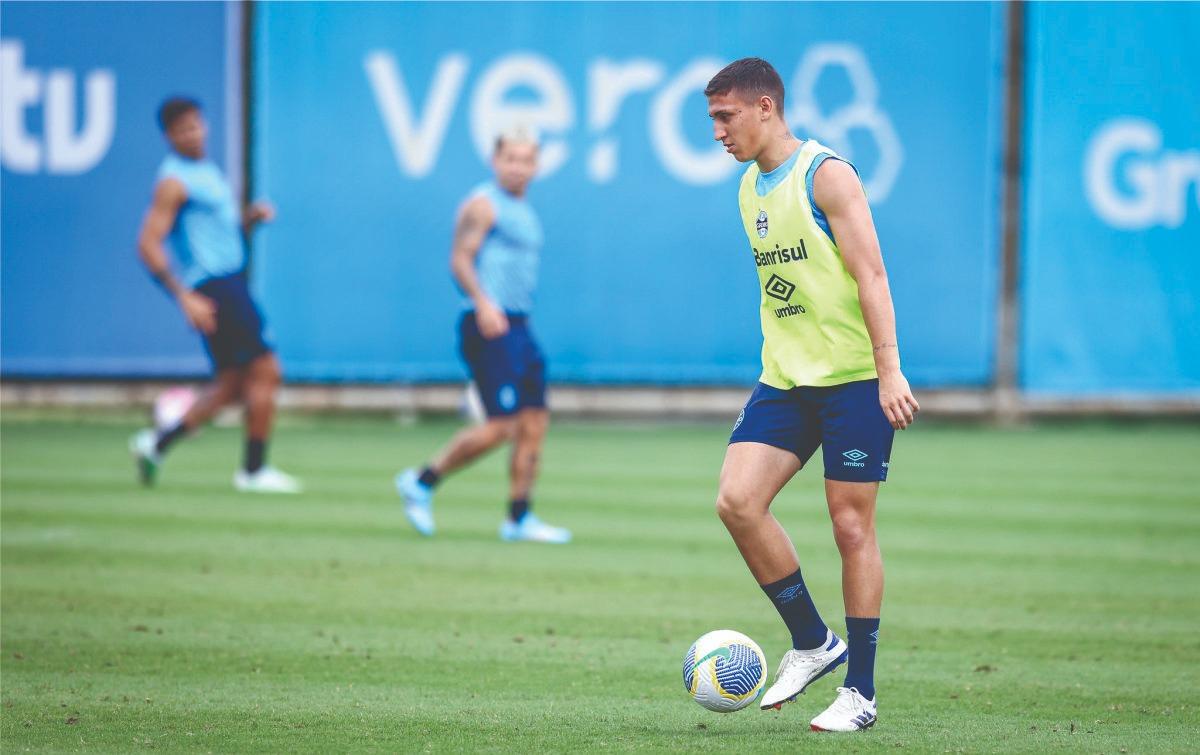 GRÊMIO TREINA E EMBARCA PARA ENFRENTAR PALMEIRAS AMANHÃ